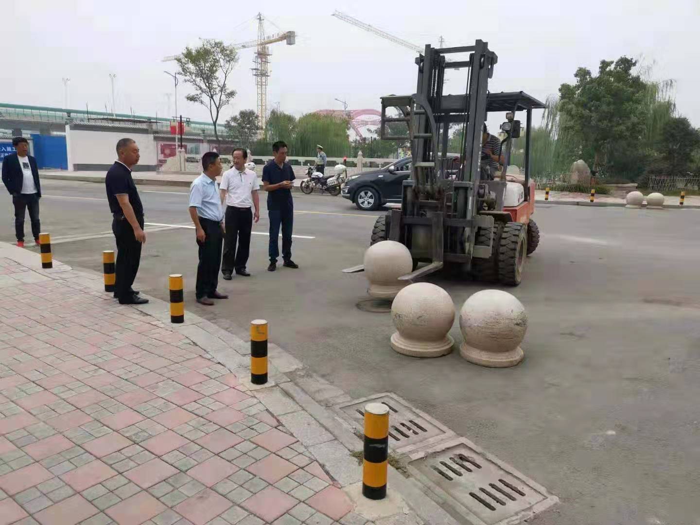 為向新中國成立七十周年獻禮，市城建集團攻堅克難，實現(xiàn)了北門棚改區(qū)域民生路10月1日零時順利通車。國慶假期，市城建集團堅持做好一線工作，在與交警部門共同做好民生路通車保障工作外，抓細節(jié)，抓落實，確保其他各項工作有序推進。.jpg